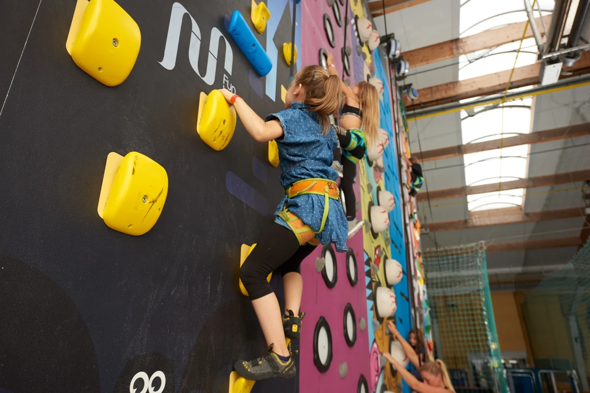 Kinder beim Klettern an den Funwalls im EXUS Kidsclub